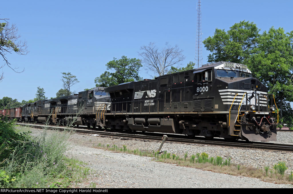 NS 8000 leads train 195 down the yard lead